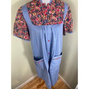 Vintage housecoat house dress chambray with flowers snap buttons